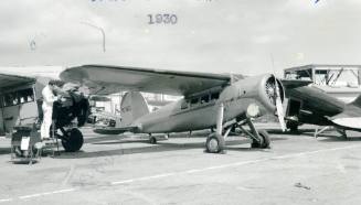 A Fairchild FC-2 and Lockheed Vega