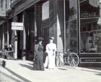 Women outside O. A. Matson & Company