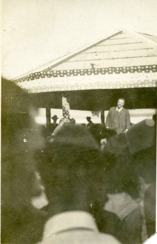 Theodore Roosevelt speaks at the Albuquerque railroad depot