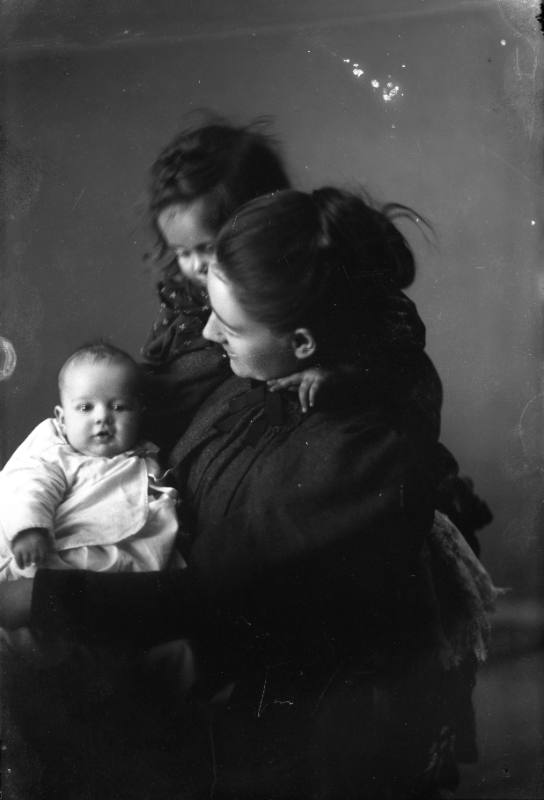 Portrait of Eddie Cobb and her children, Edmund and Susan